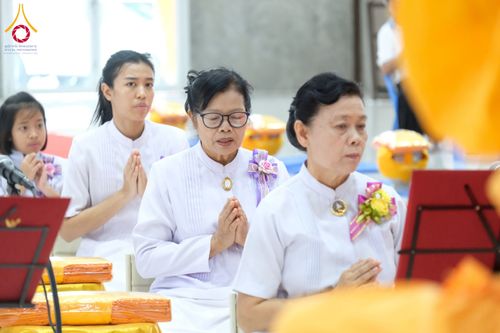 ภาพ No.277914:พิธีตัดปอยผมและปลงผมนาคธรรมทายาท พิธีขอขมาผู้ปกครอง ณ ศูนย์อบรมเยาวชนนครปฐม จ.นครปฐม และพิธีมอบบาตร ผ้าไตร นาคธรรมทายาท พิธีบรรพชา อุปสมบทหมู่ ณ วัดลาดหญ้าไทร จ.นครปฐม