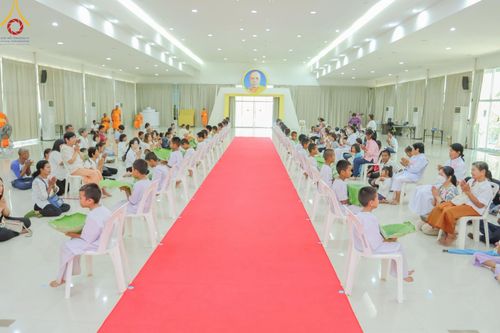 ภาพ No.216172:วันเสาร์ที่ 5 เมษายน พ.ศ. 2568 พิธีตัดปอยผม พิธีขอขมาผู้ปกครอง พิธีขอขมามอบผ้าไตร พิธีบรรพชา พิธีถวายบาตรสามเณร ณ ศูนย์ปฏิบัติธรรมและศูนย์อบรมเยาวชนเพชรบุรี ต.ท่าแลง อ.ท่ายาง จ.เพชรบุรี