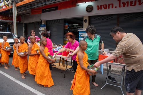 ภาพ No.62034:สามเณรจากศูนย์อบรมเยาวชนสุรินทร์ ออกบิณฑบาต รอบอำเภอเมือง จ.สุรินทร์ ในโครงการบรรพชาสามเณร ฟื้นฟูพระพุทธศาสนาทั่วไทย วันที่ 9 เมษายน พ.ศ. 2567