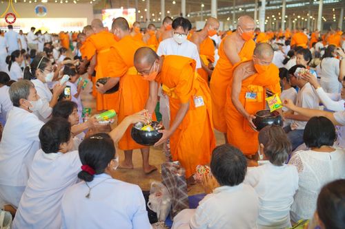 ภาพ No.123004:พิธีตักบาตร และพิธีบูชาข้าวพระ ในวันอาทิตย์ต้นเดือนที่ 4 กุมภาพันธ์ พ.ศ. 2567 ณ วัดพระธรรมกาย จ.ปทุมธานี