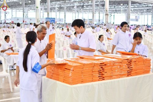 ภาพ No.134559:V.35 เพื่อบุญต้นเดือน การรับบุญของเจ้าหน้าที่หน่วยงานต่างๆ เพื่องานบุญวันอาทิตย์ต้นเดือน ณ วัดพระธรรมกาย วันที่ 7 เมษายน พ.ศ. 2567