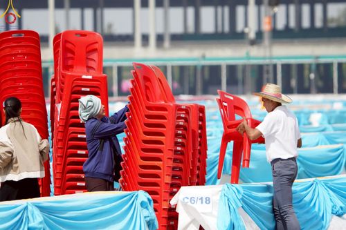 ภาพ No.218441:วันที่ 15 - 18 เมษายน พ.ศ. 2568 การเตรียมภาชนะสำหรับถวายภัตตาหาร , การจัดโต๊ะเก้าอี้ในลานธรรม , การแพ็คพัสดุงานต้อนรับ เพื่องานวันคุ้มครองโลก 22 เมษายน พ.ศ.2568 วัดพระธรรมกาย