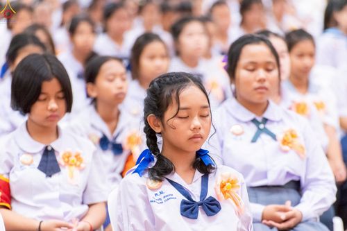 ภาพ No.245902:วันเสาร์ที่ 13 กันยายน พ.ศ. 2568 พิธีมอบผ้าไตรประธานกฐินสัมฤทธิ์เด็กดี V-Star ณ สภาธรรมกายสากล วัดพระธรรมกาย