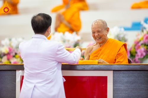 ภาพ No.127055:พิธีมอบใบประกาศเกียรติคุณองค์กรนานาชาติ และหน่วยงานที่ชักชวนคนร่วมโครงการนั่งสมาธิเพื่อสันติภาพโลกมากที่สุด วันอาทิตย์ที่ 1 มีนาคม พ.ศ. 2567 ณ สภาธรรมกายสากล วัดพระธรรมกาย