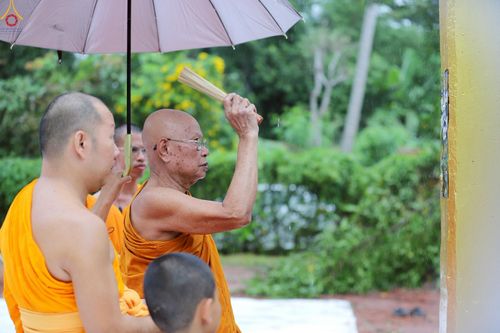 ภาพ No.234060:วันอาทิตย์ที่ 20 กรกฎาคม พ.ศ.2568 พิธีทอดผ้าป่า และพิธีตอกเสาเข็มต้นแรก สร้างอาคารปฏิบัติธรรมพระมงคลเทพมุนี ณ ศูนย์ปฏิบัติธรรมสุราษฏร์ธานี