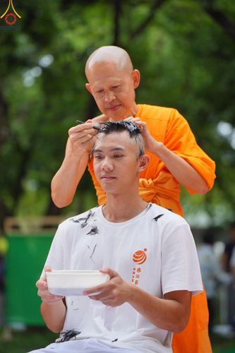 ภาพ No.143865:พิธีตัดปอยผม โครงการอุปสมบทหมู่ พระธรรมทายาทนานาชาติ (ภาษาจีน) รุ่นที่ 19 วันอาทิตย์ที่ 7 กรกฎาคม พ.ศ. 2567 ณ สนามหญ้า หน้าบ้านแก้วอาสาสมัคร วัดพระธรรมกาย
