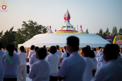ภาพ No.109559:พิธีจุดประทีปถวายเป็นพุทธบูชา และบูชาธรรมมหาปูชนียาจารย์ วันที่ 10 มกราคม พ.ศ. 2567 ณ อนุสรณ์สถานคลองบางนางแท่น อ.สามพราน จ.นครปฐม
