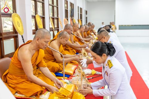 ภาพ No.179582:พิธีเจริญพระพุทธมนต์ พิธีทำบุญตักบาตรถวายพระราชกุศล และพิธีวางพานพุ่มดอกไม้ถวายราชสักการะ  แด่พระบาทสมเด็จพระบรมชนกาธิเบศร มหาภูมิพลอดุลยเดชมหาราช บรมนาถบพิตร เนื่องในวันคล้ายวันพระบรมราชสมภพ วันชาติ และวันพ่อแห่งชาติ วันพฤหัสบดีที่ 5 ธันวาคม พ.ศ. 2567 ณ