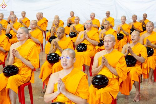 ภาพ No.243463:วันที่ 7 กันยายน พ.ศ. 2568 พิธีตักบาตร ข้าวสารอาหารแห้ง ในวันครูผู้ค้นพบวิชชาธรรมกาย ณ บ้านแก้วเรือนทองคุณยายฯ สภาธรรมกายสากล วัดพระธรรมกาย