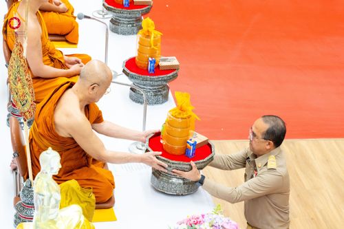 ภาพ No.208946:พระบาทสมเด็จพระเจ้าอยู่หัว ทรงมีพระราชศรัทธาทรงพระกรุณาโปรดเกล้าฯ ให้บำเพ็ญพระราชกุศลถวายภัตตาหารพระราชทาน การสอบบาลีสนามหลวง ณ วัดพระธรรมกาย ย อ.คลองหลวง จ.ปทุมธานี วันที่ 23-24 กุมภาพันธ์ พ.ศ. 2568