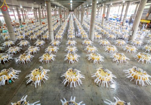 ภาพ No.219389:วันอังคารที่ 22 เมษายน พ.ศ. 2568 พิธีมอบปัจจัยช่วยเหลือครู 4 จังหวัดชายแดนภาคใต้ , พิธีกล่าวคำถวายอุปกรณ์ เพื่อเตรียมการต้อนรับคณะสงฆ์ฯ , พิธีกล่าวคำถวายภัตตาหารเป็นสังฆทาน , คณะสงฆ์ฉันภัตตาหารเพล  เนื่องในวันคุ้มครองโลก พิธีถวายมหาสังฆทานแด่คณะสงฆ์