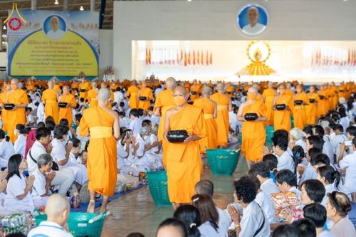 ภาพ No.133807:พิธีตักบาตร ข้าวสารอาหารแห้ง ณ บ้านแก้วเรือนทองคุณยายฯ สภาธรรมกายสากล วัดพระธรรมกาย วันอาทิตย์ต้นเดือนที่ 7 เมษายน พ.ศ. 2567