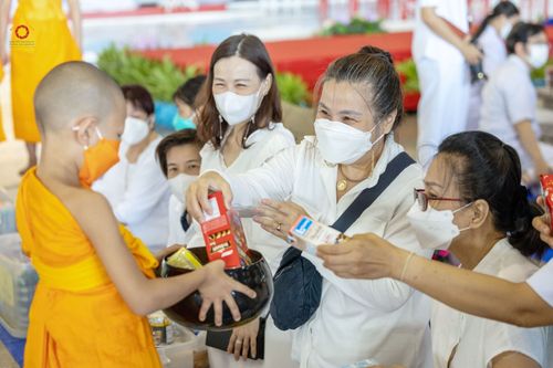 ภาพ No.80812:พิธีตักบาตร , พิธีบูชาข้าวพระในวันอาทิตย์ต้นเดือน วันที่ 7 พฤษภาคม พ.ศ. 2566 ณ วัดพระธรรมกาย