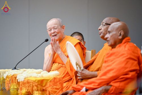 ภาพ No.223023:วันที่ 24 เมษายน พ.ศ. 2568 หลวงพ่อทัตตชีโวต้อนรับคณะสงฆ์ศรีลังกา ณ อาคาร 100 ปี คุณยายมหารัตนอุบาสิกาจันทร์ ขนนกยูง วัดพระธรรมกาย