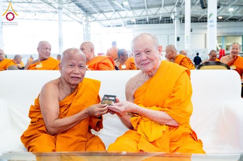 ภาพ No.185237:พิธีถวายมหาสังฆทาน 1,000 วัด ในวาระอายุวัฒนมงคล 84 ปี หลวงพ่อทัตตชีโว วันอาทิตย์ที่ 22 ธันวาคม พ.ศ. 2567 ณ สภาธรรมกายสากล วัดพระธรรมกาย