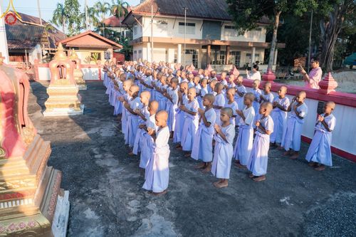 ภาพ No.133428:พิธีขอขมารับผ้าไตร, พิธีบรรพชาสามเณร, สามเณรออกบิณฑบาต ในโครงการบรรพชาสามเณร ฟื้นฟูพระพุทธศาสนาทั่วไทย  ณ ศูนย์ปฏิบัติธรรม และอบรมเยาวชนเมืองยะลา วันที่ 3 เมษายน พ.ศ. 2567