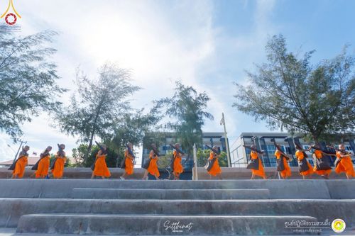 ภาพ No.222133:วันที่ 26-27 เมษายน พ.ศ. 2568 ศูนย์ปฏิบัติธรรมสวนผึ้ง ร่วมกับ ธุดงค์คสถานประจวบคีรีขันธ์ และวัดอ่าวน้อย  จัดกิจกรรมเดินธรรมยาตรา ตักบาตรข้าวสารอาหารแห้ง และจุดประทีปถวายเป็นพุทธบูชา ณ วัดอ่าวน้อย จ.ประจวบคีรีขันธ์