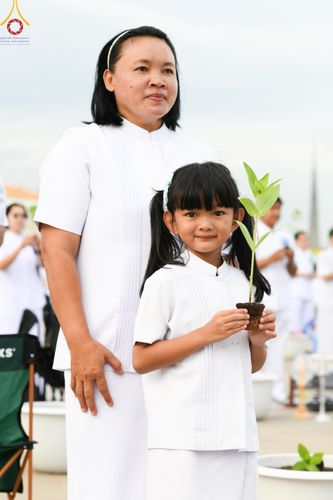 ภาพ No.160407:พิธีปลูกต้นทรัพย์บานชื่น ณ ลานธรรม พระมหาธรรมกายเจดีย์ วัดพระธรรมกาย จ.ปทุมธานี วันพฤหัสบดีที่ 10 ตุลาคม พ.ศ. 2567