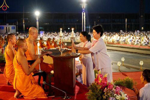 ภาพ No.160568:พิธีจุดประทีป 20,000 ดวง บูชาพระมหาธรรมกายเจดีย์ และบูชาพระมงคลเทพมุนี (สด จนฺทสโร) พระผู้ปราบมาร ณ ลานธรรม พระมหาธรรมกายเจดีย์ วัดพระธรรมกาย จ.ปทุมธานี วันที่ 10 ตุลาคม พ.ศ. 2567