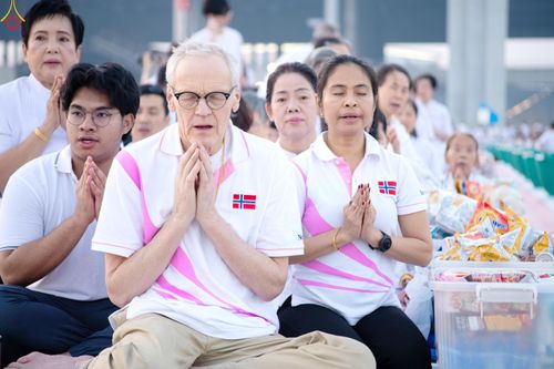 ภาพ No.279761:วันที่ 1 มกราคม พ.ศ.2569 พิธีตักบาตรในวันขึ้นปีใหม่ ณ ลานธรรม วัดพระธรรมกาย