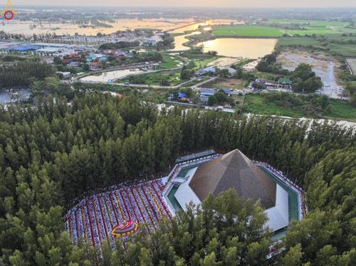 ภาพ No.287532:วันที่ 3 มกราคม พ.ศ. 2569 พิธีต้อนรับพระธรรมยาตรา ในโครงการธรรมยาตรา กตัญญูบูชา มหาปูชนียาจารย์ พระมงคลเทพมุนี(สด จนฺทสโร) พระผู้ปราบมาร อนุสรณ์สถาน 7 แห่ง ปีที่ 14 ณ อนุสรณ์สถานมหาวิหารพระมงคลเทพมุนี (โลตัสแลนด์) อ.สองพี่น้อง จ.สุพรรณบุรี