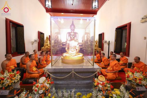 ภาพ No.297246:วันที่ 15 มกราคม พ.ศ.2569 พระธรรมยาตราปฏิบัติธรรมและถ่ายภาพหมู่ประวัติศาสตร์ อนุสรณ์สถานลำดับที่ 4 สถานที่เกิดด้วยกายธรรม  ณ วัดโบสถ์บน ต.บางคูเวียง จ.นนทบุรี ในโครงการธรรมยาตรา กตัญญูบูชา มหาปูชนียาจารย์ พระมงคลเทพมุนี(สด จนฺทสโร) พระผู้ปราบมาร อนุสรณ์ส