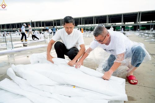 ภาพ No.225257:วันที่ 20 - 27 เมษายน พ.ศ. 2568 "ภาพแห่งความปลื้มที่ไม่มีวันจบ" คณะสงฆ์สามเณร เจ้าหน้าที่ และสาธุชน ร่วมแรงร่วมใจกันเตรียมงานและเก็บงาน เพื่อวันคุ้มครองโลก พิธีถวายมหาสังฆทานคณะสงฆ์ 40,000 กว่าวัดทั่วประเทศ