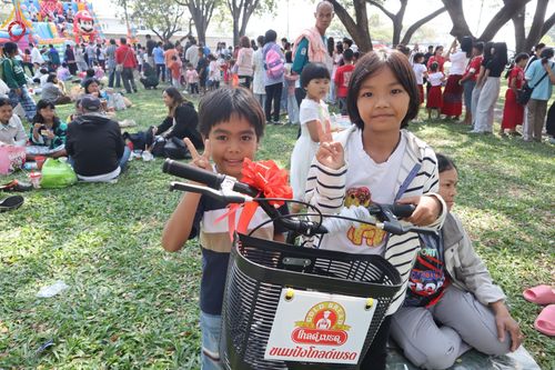 ภาพ No.194066:วัดพระธรรมกาย จัดงานวันเด็กแห่งชาติ ประจำปี พ.ศ.2568 ออกร้านอาหาร 200 ร้าน มอบของขวัญหลายหมื่นชิ้น วันที่ 12 มกราคม พ.ศ. 2568 วัดพระธรรมกาย อ.คลองหลวง จ.ปทุมธานี