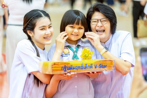 ภาพ No.246118:วันเสาร์ที่ 13 กันยายน พ.ศ. 2568 พิธีมอบผ้าไตรประธานกฐินสัมฤทธิ์เด็กดี V-Star ณ สภาธรรมกายสากล วัดพระธรรมกาย