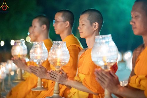 ภาพ No.192837:พิธีจุดประทีปถวายเป็นพุทธบูชา และบูชาธรรมมหาปูชนียาจารย์ ณ อนุสรณ์สถานคลองบางนางแท่น อ.สามพราน จ.นครปฐม ในโครงการธรรมยาตรา กตัญญูบูชา มหาปูชนียาจารย์ พระมงคลเทพมุนี(สด จนฺทสโร) พระผู้ปราบมาร อนุสรณ์สถาน 7 แห่ง ปีที่ 13 วันที่ 10 มกราคม พ.ศ. 2568