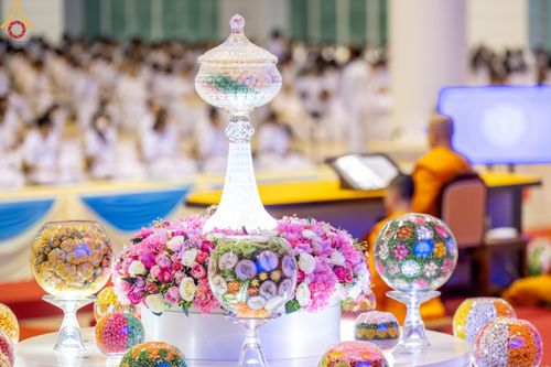 ภาพ No.139266:พิธีตักบาตร , พิธีบูชาข้าวพระ ณ ห้องแก้วสารพัด 1 สภาธรรมกายสากล วัดพระธรรมกาย วันอาทิตย์ต้นเดือนที่ 2 มิถุนายน พ.ศ. 2567