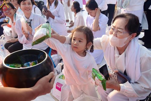 ภาพ No.201228:พิธีตักบาตรพระธรรมยาตรา ณ อนุสรณ์สถานลำดับที่ 5 สถานที่เผยแผ่วิชชาธรรมกายครั้งแรก อนุสรณ์สถานบางปลา วัดบางปลา อำเภอบางเลน จังหวัดนครปฐม ในโครงการธรรมยาตรา กตัญญูบูชา มหาปูชนียาจารย์ พระมงคลเทพมุนี(สด จนฺทสโร) พระผู้ปราบมาร อนุสรณ์สถาน 7 แห่ง ปีที่ 13