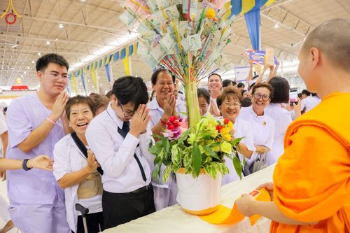 ภาพ No.167901:พิธีทอดกฐิน และ พิธีกรานกฐิน ในวันอาทิตย์ที่ 3 พฤศจิกายน พ.ศ. 2567 ณ วัดพระธรรมกาย จ.ปทุมธานี