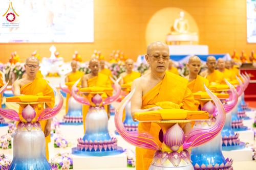 ภาพ No.134502:พิธีทอดผ้าป่าสมทบ มหาสังฆทาน 10,000 วัด ทั่วไทย วันอาทิตย์ต้นเดือนที่ 7 เมษายน พ.ศ.2567 ณ ห้องแก้วสารพัดนึก 1 สภาธรรมกายสากล  วัดพระธรรมกาย จ.ปทุมธานี