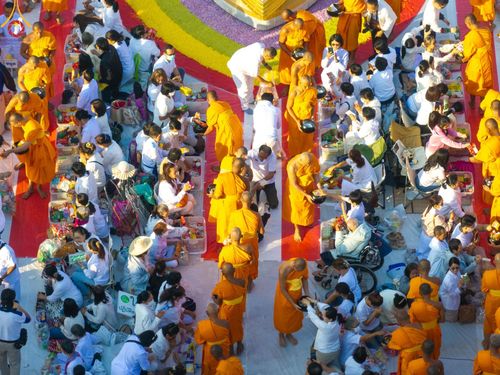 ภาพ No.197837:พิธีตักบาตรพระธรรมยาตรา ณ อนุสรณ์สถานลำดับที่ 4 สถานที่เกิดด้วยกายธรรม วัดโบสถ์(บน) ต.บางคูเวียง จ.นนทบุรี ในโครงการธรรมยาตรา กตัญญูบูชา มหาปูชนียาจารย์ พระมงคลเทพมุนี(สด จนฺทสโร) พระผู้ปราบมาร อนุสรณ์สถาน 7 แห่ง ปีที่ 13 วันที่ 19 มกราคม พ.ศ. 2568