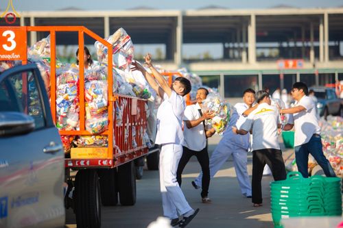 ภาพ No.187934:พิธีตักบาตรฉลองพระใหม่ ต้อนรับพุทธศักราช 2568 ณ ลานธรรมพระมหาธรรมกายเจดีย์ วัดพระธรรมกาย จ.ปทุมธานี วันที่ 1 มกราคม พ.ศ. 2568