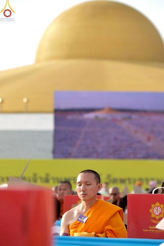 ภาพ No.221759:วันอังคารที่ 22 เมษายน พ.ศ. 2568 ภาพพิธีถวายมหาสังฆทานคณะสงฆ์ 40,000 กว่าวัดทั่วประเทศ เนื่องในวันคุ้มครองโลก ชุดที่ 2 (ปลื้มให้สมการรอคอย) ณ ลานธรรมพระมหาธรรมกายเจดีย์ วัดพระธรรมกาย