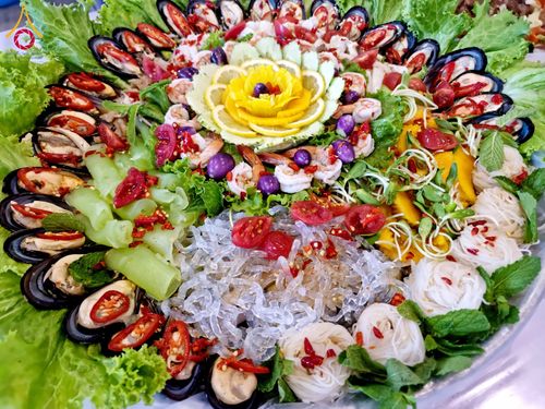 ภาพ No.203871:พิธีถวายภัตตาหารเป็นสังฆทาน แด่พระธรรมยาตรา ณ วัดพระธรรมกาย ตำบลคลองสาม อำเภอคลองหลวง จังหวัดปทุมธานี ในโครงการธรรมยาตรา กตัญญูบูชา มหาปูชนียาจารย์ พระมงคลเทพมุนี(สด จนฺทสโร) พระผู้ปราบมาร อนุสรณ์สถาน 7 แห่ง ปีที่ 13 วันที่ 30 มกราคม พ.ศ. 2568