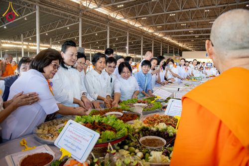 ภาพ No.287329:วันที่ 3 มกราคม พ.ศ.2569 พิธีถวายภัตตาหารเป็นสังฆทาน แด่พระธรรมยาตรา ณ วัดพระธรรมกาย  จังหวัดปทุมธานี ในโครงการธรรมยาตรา กตัญญูบูชา มหาปูชนียาจารย์ พระมงคลเทพมุนี(สด จนฺทสโร) พระผู้ปราบมาร อนุสรณ์สถาน 7 แห่ง ปีที่ 14