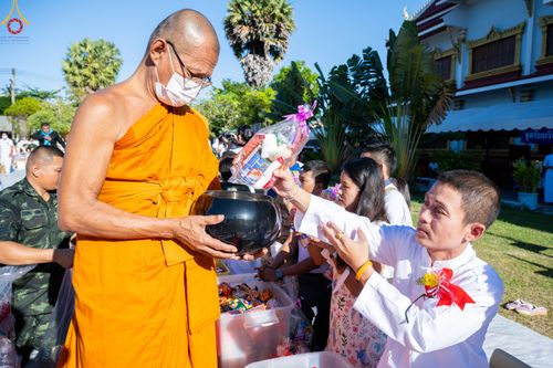 ภาพ No.83153:พิธีถวายสังฆทาน 323 วัด 4 จังหวัดชายแดนภาคใต้ ปีที่ 19 ครั้งที่ 163 พิธีมอบกองทุนหนุนแรงใจช่วยครูใต้ ปีที่ 16 ครั้งที่ 128  และพิธีทำบุญอุทิศส่วนกุศลให้ผู้วายชนม์ ในวันเสาร์ที่ 8 กรกฎาคม พ.ศ. 2566 ณ หอประชุม อาคารพระสุทธิสมณวัตรานุสรณ์   วัดมุจลินทวาปีวิ