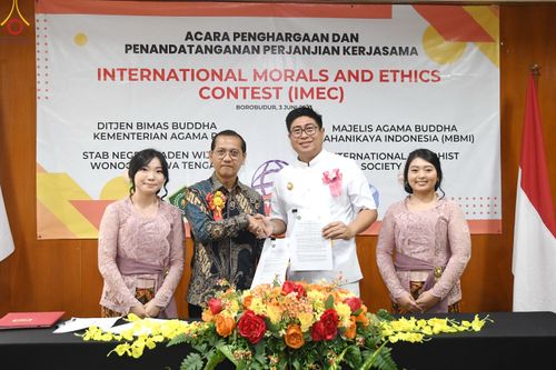 ภาพ No.82193:พิธีมอบรางวัลเกียรติยศและ การลงนามข้อตกลงความร่วมมือ (MOU)  โครงการสอบแข่งขัน  สอบตอบปัญหามงคลชีวิต 38 ประการ  ระหว่างประเทศ ในวันเสาร์ที่ 3 มิ.ย. พ.ศ.2566 ณ ห้องประชุม อวัทธนะ มหาเจดีย์บุโรพุทโธ ประเทศอินโดนีเซีย