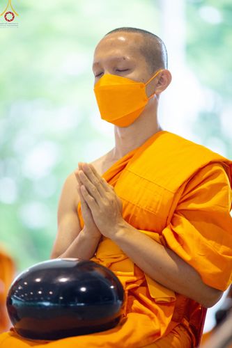 ภาพ No.80282:พิธีตักบาตรฉลองพระใหม่ ในโครงการบรรพชาอุปสมบทหมู่วันคุ้มครองโลก ณ สภาธรรมกายสากล วัดพระธรรมกาย วันอาทิตย์ที่ 16 เมษายน พ.ศ.2566