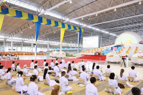 ภาพ No.83031:พิธีตักบาตร ณ บ้านแก้วเรือนทองคุณยายอาจารย์ฯ พิธีบูชาข้าวพระ ณ สภาธรรมกายสากล วัดพระธรรมกาย ในวันอาทิตย์ต้นเดือนที่ 2 ก.ค. พ.ศ.2566