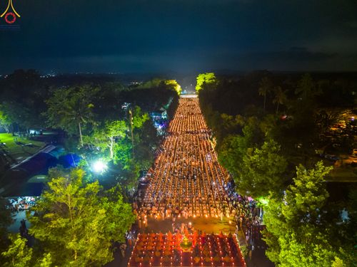 ภาพ No.82070:พิธีจุดวิสาขประทีป 22,000 ดวงและโคมลอย 3,000 ดวง ( Festival  lampion Vesak Indonesia) ณ มหาเจดียบรมพุทโธ อินโดนีเซีย  วันอาทิตย์ที่ 4 มิ.ย. พ.ศ.2566