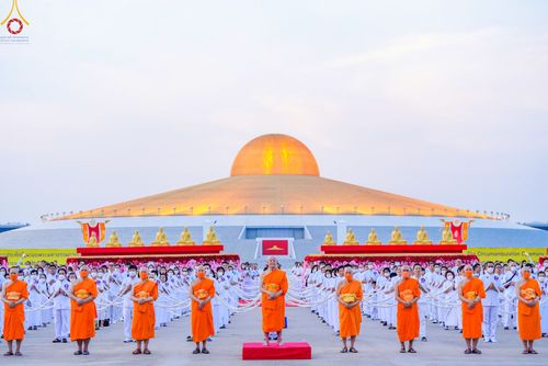 ภาพ No.79205:พิธีอัญเชิญองค์พระบรมพุทธเจ้า 24 องค์ เวียนประทักษิณรอบพระมหาธรรมกายเจดีย์ ณ วัดพระธรรมกาย  วันที่ 2 เมษายน พ.ศ. 2566