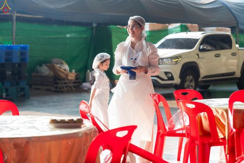 ภาพ No.325786:วันที่ 22 เมษายน พ.ศ.2569(วันคุ้มครองโลก) งานถวายมหาสังฆทาน 40,000 กว่าวัดทั่วประเทศ เจ้าหน้าที่ สาธุชน ร่วมใจจัดเตรียมภัตตาหารเพล (ชุด 2)