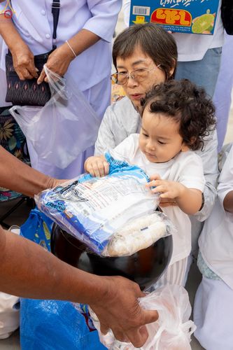 ภาพ No.302736:วันที่ 24 มกราคม พ.ศ. 2569 พิธีตักบาตรพระธรรมยาตรา(ภาพชุดที่ 2) ณ อนุสรณ์สถานลำดับที่ 5 สถานที่เผยแผ่วิชชาธรรมกายครั้งแรก อนุสรณ์สถานบางปลา วัดบางปลา อำเภอบางเลน จังหวัดนครปฐม ในโครงการธรรมยาตรา กตัญญูบูชา มหาปูชนียาจารย์ พระมงคลเทพมุนี(สด จนฺทสโร) พระผู