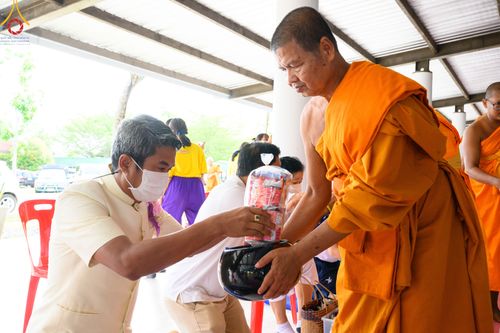 ภาพ No.81203:พิธีถวายสังฆทานแด่คณะสงฆ์ 323 วัด พิธีมอบกองทุนหนุนแรงใจช่วยครูใต้ และพิธีทำบุญอุทิศส่วนกุศลแด่ผู้วายชนม์ในเหตุการณ์ความไม่สงบ ๔ จังหวัดชายแดนภาคใต้  ปีที่ 19 ครั้งที่ 162 วันเสาร์ที่ 27 พฤษภาคม พ.ศ. 2566 ณ ศูนย์ปฏิบัติธรรมภาคใต้ อ.บางกล่ำ จ.สงขลา