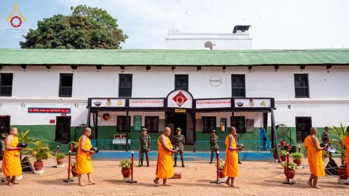 ภาพ No.213141:วันที่ 17 - 18 มีนาคม พ.ศ. 2568 คณะสงฆ์และสามเณรเดินบิณฑบาต รอบเมืองในพื้นที่ วัดสยมภูวนาถและราชวังปาตัน ณ เมืองกาฐมาณฑุ ประเทศเนปาล