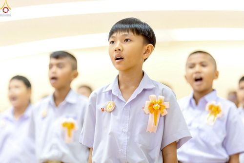 ภาพ No.245948:วันเสาร์ที่ 13 กันยายน พ.ศ. 2568 พิธีมอบผ้าไตรประธานกฐินสัมฤทธิ์เด็กดี V-Star ณ สภาธรรมกายสากล วัดพระธรรมกาย